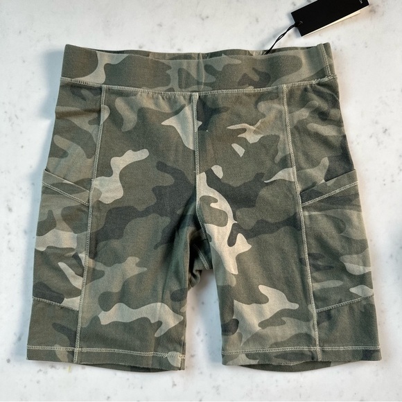 NWT Monrow Olive Camouflage Biker Shorts with Pockets - Picture 6 of 13